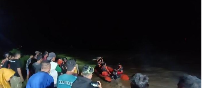 Banjir adalah salah satu bencana alam yang dapat terjadi kapan saja dan di mana saja, terutama di daerah yang rawan cuaca ekstrem. Baru-baru ini, Kabupaten Bone Bolango, Provinsi Gorontalo, mengalami kejadian yang menggugah perhatian publik. Empat warga terjebak dalam banjir saat melakukan aktivitas penebangan pohon di kawasan tersebut. Ketika situasi darurat seperti ini terjadi, tim Search and Rescue (SAR) berperan sangat penting dalam melakukan evakuasi dan penyelamatan. Artikel ini akan membahas lebih dalam mengenai kejadian tersebut, termasuk langkah-langkah evakuasi, tantangan yang dihadapi, serta dampak yang ditimbulkan dari bencana ini. 1. Kronologi Kejadian Kejadian terjebaknya empat warga di Bone Bolango bermula ketika mereka melakukan aktivitas penebangan pohon di kawasan hutan yang terletak di pinggir sungai. Pada sore hari, hujan deras mengguyur daerah tersebut, menyebabkan aliran sungai meluap. Tanpa diduga, banjir bandang menghantam area tempat mereka berada. Keempat warga ini, yang terdiri dari dua orang dewasa dan dua remaja, tidak sempat menyelamatkan diri. Mereka terjebak di antara batang pohon dan arus air yang kencang. Begitu menerima laporan mengenai kejadian ini, pihak kepolisian setempat dan warga sekitar segera melakukan pencarian. Namun, kondisi cuaca yang buruk mempersulit upaya mereka. Pada malam hari, tim SAR dari Badan Penanggulangan Bencana Daerah (BPBD) setempat diterjunkan untuk melakukan operasi penyelamatan. Dengan peralatan yang memadai, mereka berusaha mencapai lokasi kejadian meski harus berhadapan dengan arus yang deras dan medan yang sulit dilalui. Setelah berjam-jam melakukan pencarian, tim SAR akhirnya menemukan keempat warga tersebut dalam keadaan terjebak dan kelelahan. Momen dramatis ini menjadi titik balik bagi upaya penyelamatan mereka. 2. Proses Evakuasi Tim SAR Proses evakuasi keempat warga yang terjebak dalam banjir bukanlah hal yang mudah. Tim SAR yang terdiri dari petugas berpengalaman harus mempersiapkan berbagai strategi untuk menjamin keselamatan para korban dan diri mereka sendiri. Sebelum berangkat, mereka melakukan briefing untuk membahas situasi terkini dan risiko yang mungkin dihadapi di lapangan. Saat tim SAR tiba di lokasi, mereka langsung melakukan survei untuk menilai situasi. Dengan mempertimbangkan arus sungai yang kuat, mereka memutuskan untuk menggunakan tali pengaman dan perahu karet. Beberapa anggota tim SAR berinisiatif untuk menjangkau korban melalui jalur yang lebih aman, meski harus memanjat tebing dan melintasi hutan yang lebat. Setelah menemukan posisi korban, tim SAR segera menyiapkan alat untuk melakukan evakuasi. Dengan bantuan perahu karet, mereka berhasil mendekati lokasi korban. Salah satu anggota tim mengaitkan tali pengaman ke salah satu remaja yang terjebak dan membantunya untuk berpindah ke perahu. Proses ini diulang untuk setiap korban. Tim SAR juga memberi perhatian ekstra terhadap keadaan fisik dan mental para korban. Mereka tidak hanya harus cepat, tetapi juga harus memastikan bahwa proses evakuasi berjalan dengan aman dan tidak menambah beban trauma bagi para korban. Akhirnya, setelah berjam-jam berjuang melawan arus dan cuaca buruk, keempat warga tersebut berhasil dievakuasi. Mereka dibawa ke tempat yang lebih aman dan diberikan pertolongan pertama. Proses evakuasi ini menunjukkan betapa pentingnya keterampilan dan persiapan yang matang dalam menjalankan misi penyelamatan. 3. Tantangan yang Dihadapi Tantangan yang dihadapi oleh tim SAR dalam melakukan evakuasi ini cukup banyak. Cuaca buruk merupakan salah satu faktor yang paling mengkhawatirkan. Hujan deras yang tidak kunjung reda membuat arus sungai semakin deras, dan kondisi medan yang licin sangat berisiko bagi keselamatan tim SAR. Selain itu, visibilitas yang rendah di malam hari juga menjadi kendala tersendiri. Tidak hanya faktor alam, tetapi juga kondisi psikologis para korban menjadi tantangan tersendiri. Keempat warga tersebut mengalami kepanikan dan kelelahan yang luar biasa. Tim SAR harus berkomunikasi dengan baik untuk menenangkan mereka dan memberikan motivasi agar mereka tetap tenang selama proses evakuasi. Komunikasi menjadi kendala lain, terutama saat situasi semakin mendesak. Meskipun tim SAR memiliki perangkat komunikasi, ada kalanya sinyal terputus karena faktor geografis. Dalam situasi seperti ini, setiap anggota tim diharapkan untuk tetap berkoordinasi dengan baik agar misi penyelamatan bisa berjalan lancar. Tantangan lain yang harus dihadapi adalah risiko terhadap keselamatan anggota tim SAR itu sendiri. Setiap keputusan yang diambil harus mempertimbangkan keselamatan baik untuk para korban maupun untuk tim penyelamat. Dengan berbagai tantangan yang ada, keberhasilan evakuasi ini merupakan bukti ketangguhan dan profesionalisme tim SAR dalam menghadapi situasi darurat. 4. Dampak Banjir dan Tindakan Selanjutnya Setelah kejadian banjir yang menerjang kawasan Bone Bolango, banyak pihak yang mulai menyuarakan pentingnya mitigasi bencana. Banjir tidak hanya merusak lingkungan, tetapi juga mengancam keselamatan jiwa. Dalam beberapa kasus, korban jiwa bisa saja jauh lebih banyak jika evakuasi tidak dilakukan tepat waktu. Dampak dari banjir ini juga dirasakan oleh masyarakat sekitar. Beberapa rumah terendam air, mengakibatkan kerugian material yang tidak sedikit. Oleh karena itu, pemerintah setempat mengadakan rapat koordinasi untuk merencanakan langkah-langkah selanjutnya, termasuk penanganan bencana dan bantuan bagi korban. Penggalangan dana dan bantuan material juga dilakukan untuk meringankan beban para warga yang terdampak. Sebagai langkah preventif, perlu adanya sosialisasi mengenai bencana alam kepada masyarakat. Edukasi tentang cara bertindak saat terjadi bencana, serta perlunya memiliki sistem early warning menjadi sangat penting. Selain itu, keberadaan hutan dan vegetasi yang cukup juga harus dijaga untuk mengurangi risiko banjir di masa depan. Kesadaran akan pentingnya menjaga lingkungan dan melakukan tindakan pencegahan bencana pun semakin meningkat di kalangan masyarakat. Komunitas di daerah rawan bencana mulai membentuk kelompok-kelompok relawan untuk bersama-sama melakukan pemantauan dan mitigasi terhadap bencana alam.