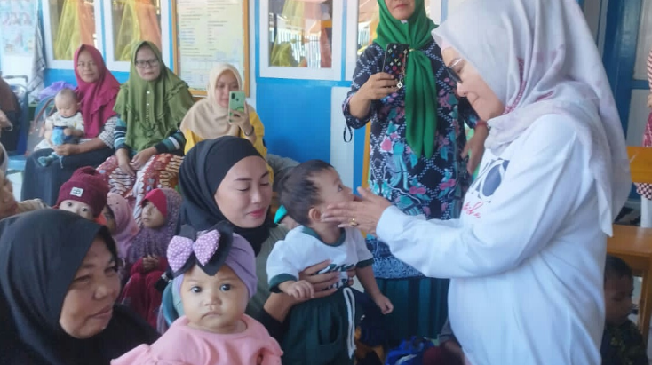 Stunting merupakan salah satu masalah kesehatan masyarakat yang serius di Indonesia, termasuk di Kabupaten Bone Bolango. Masalah ini bukan hanya berdampak pada pertumbuhan fisik anak, tetapi juga mempengaruhi kemampuan kognitif dan produktivitas mereka di masa depan. Oleh karena itu, upaya untuk mendapatkan data akurat tentang stunting menjadi sangat penting. Dalam konteks ini, Wakil Bupati Bone Bolango, merespons tantangan tersebut dengan mengunjungi daerah-daerah terpencil untuk mengumpulkan data yang diperlukan. Dengan melakukan penelitan langsung di lapangan, diharapkan langkah ini dapat membantu pemerintah daerah dalam merumuskan kebijakan yang lebih tepat sasaran untuk mengatasi masalah stunting di wilayahnya. 1. Pentingnya Data Akurat dalam Penanganan Stunting Data akurat adalah fondasi dari setiap intervensi yang efektif dalam penanganan masalah stunting. Tanpa data yang tepat, sulit untuk mengetahui seberapa besar permasalahan yang dihadapi dan di mana lokasi yang paling membutuhkan perhatian. Dalam konteks stunting, data ini mencakup informasi tentang prevalensi stunting, faktor penyebab, serta demografi masyarakat yang terpengaruh. Wabup Bone Bolango memahami bahwa informasi ini tidak hanya penting untuk merumuskan kebijakan, tetapi juga untuk memonitor kemajuan program yang sudah dijalankan. Misalnya, jika data menunjukkan bahwa stunting lebih tinggi di daerah tertentu, maka intervensi khusus dapat dirancang untuk daerah tersebut, seperti penyuluhan tentang gizi, pemberian makanan tambahan, atau program kesehatan ibu dan anak. Pengumpulan data akurat juga memerlukan pendekatan yang scientific dan metodologis. Hal ini meliputi wawancara dengan keluarga, pengukuran tinggi dan berat badan anak, serta analisis faktor-faktor sosial ekonomi yang mungkin berkontribusi terhadap masalah stunting. Dengan pendekatan ini, Wabup tidak hanya mendapatkan data yang valid, tetapi juga melibatkan masyarakat dalam proses pengumpulan informasi. Lebih lanjut, pentingnya data akurat juga terlihat dalam konteks alokasi anggaran. Pemerintah daerah memerlukan data yang jelas untuk mengalokasikan dana secara efektif, sehingga program-program yang dijalankan dapat mencapai target yang diinginkan. Dengan memahami skala dan ruang lingkup masalah stunting, kebijakan yang diambil dapat lebih tepat sasaran dan berbasis pada kebutuhan nyata di lapangan. 2. Kunjungan Wabup ke Pelosok Desa: Membangun Sinergi dengan Masyarakat Kunjungan Wabup Bone Bolango ke pelosok desa bukan hanya sekedar agenda formal, tetapi juga merupakan langkah strategis untuk membangun sinergi antara pemerintah dan masyarakat. Di lapangan, Wabup berkesempatan untuk berinteraksi langsung dengan warga, mendengarkan keluhan mereka, serta memahami situasi yang mereka hadapi terkait stunting. Hal ini memberikan perspektif yang lebih luas tentang masalah yang ada. Interaksi langsung ini juga berfungsi untuk merangsang partisipasi masyarakat. Ketika masyarakat merasa didengarkan, mereka lebih termotivasi untuk berkontribusi dalam upaya penanganan stunting. Misalnya, mereka bisa dilibatkan dalam program penyuluhan gizi atau memberikan saran tentang jenis pangan lokal yang bisa dikonsumsi untuk meningkatkan status gizi anak-anak mereka. Dalam kunjungannya, Wabup juga membawa tim kesehatan dan ahli gizi untuk memberikan edukasi langsung kepada masyarakat. Pemberian informasi mengenai pentingnya pemenuhan gizi seimbang, penyuluhan tentang cara memasak yang sehat, serta tips dalam memilih makanan bergizi sangat penting untuk diterapkan dalam kehidupan sehari-hari. Dengan cara ini, masyarakat diharapkan akan lebih sadar akan pentingnya gizi yang cukup bagi tumbuh kembang anak. Kunjungan ini tidak hanya berfungsi sebagai pengumpulan data, tetapi juga sebagai upaya memperkuat hubungan antara pemerintah daerah dan masyarakat. Dengan meningkatkan kepercayaan masyarakat terhadap pemerintah, diharapkan program-program yang dijalankan akan lebih efektif dan mendapatkan dukungan yang luas dari masyarakat. 3. Strategi Penanganan Stunting yang Berbasis Data Setelah melakukan pengumpulan data, langkah selanjutnya adalah merumuskan strategi penanganan stunting yang tepat. Strategi ini harus berbasis pada data yang telah dikumpulkan sebelumnya. Dalam konteks Bone Bolango, ada beberapa strategi yang bisa diterapkan. Pertama, perlu adanya program edukasi gizi yang berkelanjutan. Program ini tidak hanya bisa dilakukan di desa-desa, tetapi juga di sekolah-sekolah. Melalui pendidikan gizi, anak-anak dan orang tua dapat lebih memahami pentingnya asupan nutrisi yang baik. Selain itu, penyuluhan tentang cara memanfaatkan sumber daya lokal untuk memenuhi kebutuhan gizi juga sangat penting. Kedua, pemerintah daerah bisa menggandeng organisasi non-pemerintah untuk melakukan program intervensi gizi. Melalui kolaborasi ini, berbagai sumber daya dan pengetahuan dapat digabungkan untuk mencapai tujuan yang sama. Organisasi non-pemerintah sering kali memiliki metode yang inovatif dalam menangani masalah sosial, termasuk stunting. Ketiga, pemantauan dan evaluasi program harus dilakukan secara berkala. Dengan adanya data dan metrik yang jelas, pemerintah dapat mengukur efektivitas dari program yang dijalankan. Jika suatu program tidak memberikan hasil yang diharapkan, langkah-langkah korektif dapat segera diambil. Akhirnya, partisipasi masyarakat sangat penting dalam setiap strategi. Masyarakat perlu dilibatkan dalam perencanaan dan pelaksanaan program. Dengan cara ini, program akan lebih relevan dengan kebutuhan masyarakat dan dapat meningkatkan kepercayaan serta akuntabilitas pemerintah. 4. Mengapa Stunting Harus Menjadi Prioritas Utama? Stunting bukan hanya masalah kesehatan, tetapi juga merupakan persoalan sosial dan ekonomi yang harus diperhatikan secara serius. Dampak dari stunting dapat dirasakan tidak hanya oleh individu, tetapi juga oleh masyarakat dan negara secara keseluruhan. Anak-anak yang mengalami stunting memiliki risiko lebih tinggi untuk menghadapi masalah kesehatan di masa dewasa, yang bisa berujung pada penurunan produktivitas dan peningkatan biaya kesehatan. Dalam konteks pembangunan daerah, stunting menjadi indikator penting yang menggambarkan kualitas sumber daya manusia. Di Bone Bolango, jika masalah stunting tidak ditangani dengan baik, maka masa depan generasi muda akan terancam. Mereka akan kesulitan bersaing di dunia kerja dan berkontribusi pada pembangunan daerah. Oleh karena itu, prioritaskan program-program yang ditujukan untuk mengatasi stunting adalah langkah strategis untuk memastikan peningkatan kualitas hidup masyarakat secara keseluruhan. Pemerintah daerah, dalam hal ini Wabup Bone Bolango, sangat menyadari bahwa setiap kebijakan yang diambil harus berorientasi pada hasil yang konkret. Oleh karena itu, upaya pengumpulan data yang akurat dan pengembangan strategi berbasis data sangat penting. Dengan melakukan hal ini, diharapkan masalah stunting dapat diatasi secara efektif, dan generasi yang akan datang dapat tumbuh menjadi individu yang sehat dan produktif.