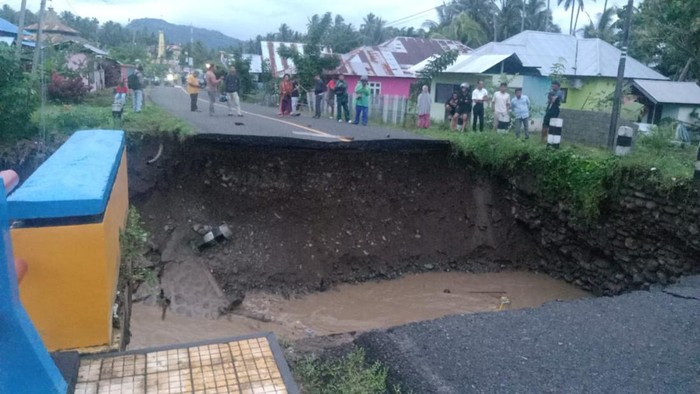 Jalan Trans Sulawesi di Bone Bolango Putus Diterjang Banjir, Lalin Lumpuh