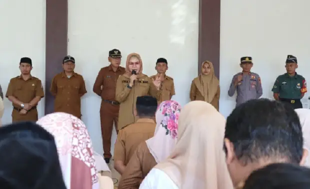 Kepemimpinan yang efektif adalah salah satu pilar utama dalam pembangunan daerah, termasuk di Kabupaten Bone Bolango. Wakil Bupati (Wabup) Bone Bolango menjadi salah satu tokoh yang berperan penting dalam mendukung visi dan misi pemerintahan daerah, yaitu menciptakan pelayanan publik yang optimal bagi masyarakat. Dalam konteks ini, aparat pemerintah dituntut untuk tidak hanya menjalankan tugas administrasi, tetapi juga harus mampu melayani masyarakat dengan baik. Hal ini menjadi tantangan tersendiri, mengingat kompleksitas kebutuhan dan harapan masyarakat yang semakin beragam. Artikel ini akan mengupas berbagai aspek mengenai peran aparat pemerintah dalam melayani masyarakat melalui empat subjudul yang berbeda, memberikan pemahaman mendalam tentang pentingnya pelayanan publik yang berkualitas. 1. Tanggung Jawab Aparat Pemerintah dalam Pelayanan Publik Pelayanan publik adalah satu dari sekian banyak tugas yang diemban oleh aparat pemerintah. Tanggung jawab ini mencakup berbagai bentuk layanan yang diberikan kepada masyarakat, mulai dari administrasi kependudukan, kesehatan, pendidikan, hingga pelayanan sosial. Dalam konteks Kabupaten Bone Bolango, tanggung jawab ini semakin penting mengingat keberagaman masyarakat dan kebutuhan yang berbeda-beda. Aparat pemerintah memiliki kewajiban untuk memahami dan merespons kebutuhan masyarakat dengan cepat dan efisien. Salah satu langkah yang dapat diambil adalah dengan meningkatkan kapasitas sumber daya manusia (SDM) di lingkungan pemerintahan. Pelatihan dan pendidikan yang berkelanjutan bagi aparat pemerintah diharapkan dapat meningkatkan kompetensi dalam memberikan pelayanan yang lebih baik. Selain itu, transparansi dalam pengelolaan pelayanan publik juga menjadi poin penting. Masyarakat berhak mengetahui proses dan prosedur yang berlaku dalam setiap layanan yang mereka terima. Dengan informasi yang jelas, masyarakat dapat lebih memahami hak dan kewajiban mereka, serta meningkatkan kepercayaan terhadap pemerintah. Pendidikan masyarakat juga menjadi faktor penting dalam pelayanan publik. Dengan memberikan informasi yang cukup tentang bagaimana cara mengakses layanan, masyarakat akan lebih proaktif dalam mengajukan permohonan atau keluhan. Ini menjadi sinergi yang baik antara pemerintah dan masyarakat dalam menciptakan pelayanan publik yang berkualitas. 2. Inovasi dan Teknologi dalam Meningkatkan Kualitas Pelayanan Di era digital seperti sekarang, pemanfaatan teknologi informasi dalam pelayanan publik menjadi sangat penting. Wabup Bone Bolango berkomitmen untuk mengadopsi inovasi yang dapat mempermudah akses masyarakat terhadap layanan pemerintah. Dalam hal ini, pemerintah daerah perlu memperkenalkan aplikasi atau platform digital yang memungkinkan masyarakat untuk mengakses berbagai layanan secara online. Salah satu contoh inovasi yang dapat diterapkan adalah sistem layanan berbasis aplikasi. Melalui aplikasi ini, masyarakat tidak perlu datang ke kantor pemerintahan untuk mengurus berbagai dokumen seperti akta kelahiran, KTP, atau izin usaha. Dengan hanya menggunakan smartphone, masyarakat dapat mengajukan permohonan dan menerima informasi mengenai status permohonan mereka. Selain aplikasi, penggunaan media sosial sebagai sarana komunikasi antara pemerintah dan masyarakat juga sangat efektif. Melalui platform ini, masyarakat dapat langsung menyampaikan keluhan, saran, atau pertanyaan kepada aparat pemerintah. Hal ini tidak hanya mempercepat proses tanggapan, tetapi juga menciptakan keterlibatan yang lebih aktif dari masyarakat dalam proses pemerintahan. Inovasi lainnya adalah pelaksanaan program smart city yang memanfaatkan big data dan sistem informasi geografis (SIG). Dengan data yang terintegrasi, pemerintah dapat lebih mudah menganalisis kebutuhan masyarakat dan menawarkan layanan yang tepat sasaran. Ini akan berdampak pada peningkatan efisiensi dalam penggunaan anggaran dan sumber daya yang ada. 3. Meningkatkan Kualitas SDM Aparat Pemerintah Salah satu kunci utama dalam memberikan pelayanan yang baik adalah kualitas sumber daya manusia (SDM) di lingkungan pemerintahan. Wabup Bone Bolango menekankan pentingnya peningkatan kualitas SDM melalui berbagai program pelatihan dan pendidikan. Pemerintah daerah perlu berkomitmen untuk memberikan kesempatan kepada aparat pemerintah untuk mengikuti pelatihan yang relevan guna meningkatkan keterampilan dan pengetahuan mereka. Pelatihan ini tidak hanya terbatas pada aspek teknis, tetapi juga mencakup aspek etika dan pelayanan publik. Aparat pemerintah perlu dibekali dengan kemampuan interpersonal yang baik agar dapat berkomunikasi dan berinteraksi dengan masyarakat secara efektif. Kemampuan untuk memahami dan merespons kebutuhan masyarakat dengan empati adalah salah satu indikator penting dalam pelayanan publik yang berkualitas. Selain itu, sistem evaluasi dan penghargaan bagi aparat pemerintah yang berprestasi dalam pelayanan publik perlu diterapkan. Dengan adanya insentif bagi aparat yang menunjukkan kinerja terbaik, diharapkan akan muncul motivasi yang lebih besar untuk meningkatkan kualitas pelayanan kepada masyarakat. Partisipasi masyarakat dalam memberikan masukan terhadap kinerja aparat juga perlu diperkuat. Dengan melibatkan masyarakat dalam proses evaluasi, pemerintah dapat lebih memahami persepsi masyarakat terhadap pelayanan yang diberikan dan mencari solusi atas permasalahan yang ada. 4. Membangun Hubungan yang Baik antara Pemerintah dan Masyarakat Hubungan yang baik antara pemerintah dan masyarakat merupakan salah satu kunci dalam menciptakan pelayanan publik yang efektif. Wabup Bone Bolango mendorong aparatur pemerintahan untuk membangun komunikasi yang baik dengan masyarakat. Salah satu cara yang bisa dilakukan adalah melalui forum atau pertemuan rutin dengan masyarakat untuk mendiskusikan berbagai isu yang berkaitan dengan pelayanan publik. Dalam pertemuan ini, masyarakat dapat mengungkapkan harapan, aspirasi, dan keluhan mereka secara langsung kepada aparat pemerintah. Hal ini tidak hanya membantu pemerintah memahami kebutuhan masyarakat, tetapi juga memberikan kesempatan bagi masyarakat untuk merasa didengar dan diperhatikan. Pemerintah juga perlu aktif dalam melakukan sosialisasi mengenai program-program yang sedang atau akan dilaksanakan. Dengan memberikan informasi yang jelas dan terbuka, masyarakat akan lebih memahami tujuan dari setiap kebijakan dan program yang dijalankan, serta merasa lebih terlibat dalam proses pembangunan daerah. Interaksi yang baik antara pemerintah dan masyarakat juga dapat meningkatkan kepercayaan masyarakat terhadap pemerintah. Kepercayaan ini sangat penting untuk menciptakan iklim yang kondusif dalam pembangunan daerah. Jika masyarakat merasa bahwa pemerintah hadir dan peduli terhadap kebutuhan mereka, maka dukungan terhadap berbagai kebijakan pemerintah akan lebih mudah didapatkan.